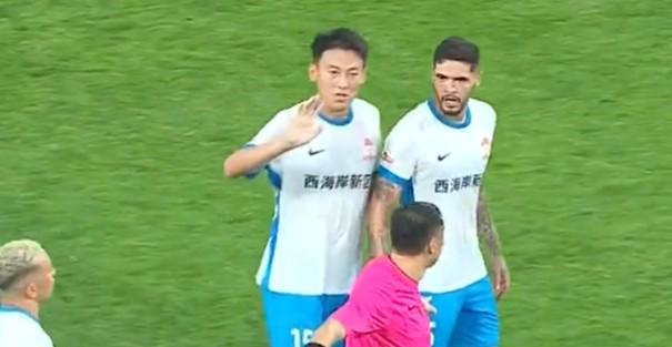 开云登录入口-王鹏遭遇交通事故后，西海岸球迷在比赛第15分钟高喊王鹏加油