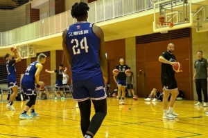 开云登录入口-媒体人：对阵日本横滨卓越 怀特塞德身穿上海男篮24号球衣亮相