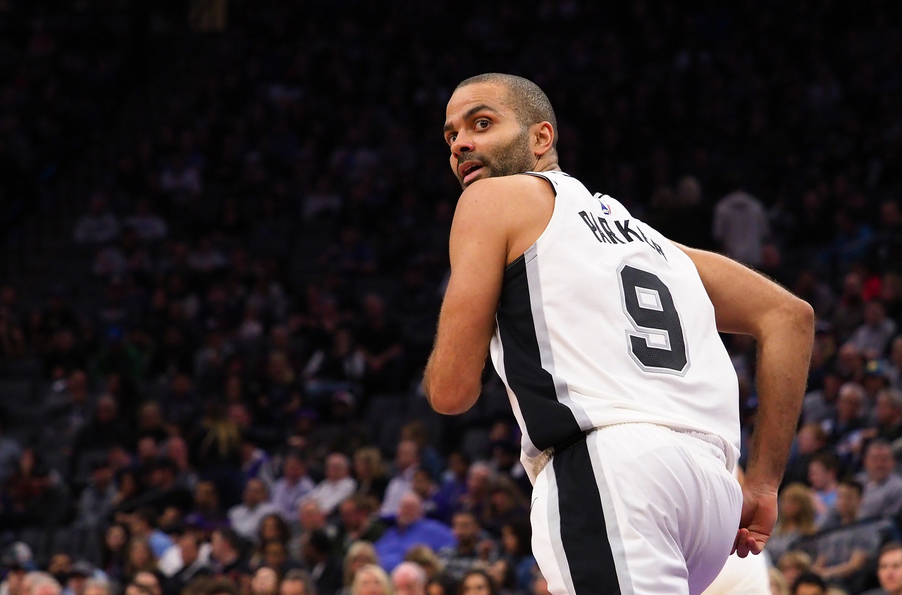 开云-爱游戏-PBP时代走步次数前十排名：现役字母哥与詹姆斯上榜，加内特领先优势达125次